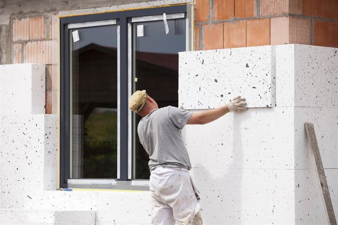 Las ayudas de la Junta para rehabilitación energética abarcan desde hoteles, pisos turísticos e industrias a viviendas particulares.