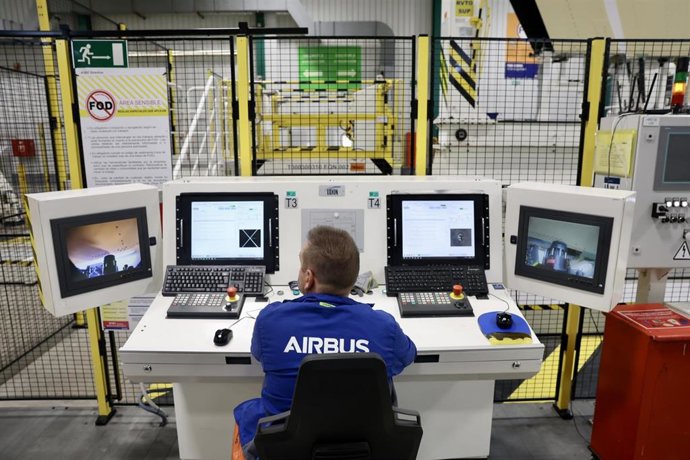 Archivo - Foto de  archivo de operarios trabajando en la nueva línea de producción del A350 de la Planta de Airbus en El Puerto de Santa María (Cádiz) .