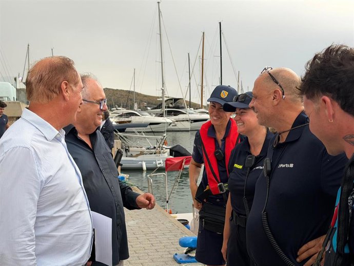 Retiran más de 1,5 toneladas de residuos y tres embarcaciones abandonadas en el litoral y el puerto de Pollença.