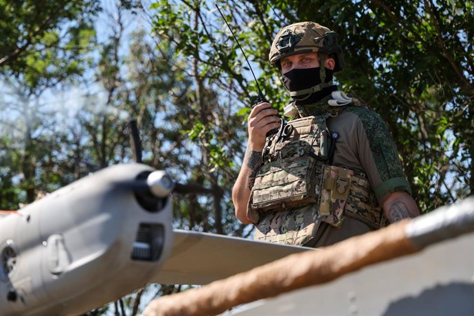 RÚSSIA, REGIÃO DE KHERSON — 30 DE JULHO DE 2026: Um membro da tripulação se prepara para lançar um drone de reconhecimento Orlan-10 no âmbito do 18º Exército de Armas Combinadas, do Grupo de Forças do Dnepr, durante a operação militar especial da Rússia