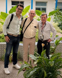 Los doctores Cuerpo Caballero y Castaño Zapatero, del Hospital Gregorio Marañón de Madrid, junto al doctorVillalba Montoro, del Centro de Transfusión, Tejidos y Células de Córdoba.
