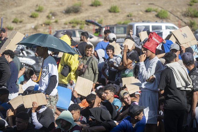 Migrantes esperan en una cola, a 24 de agosto de 2026, en Ceuta (España). 