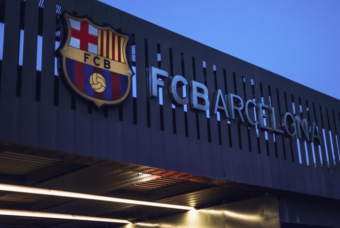 Archivo - El escudo del FC Barcelona en el antiguo Camp Nou.
