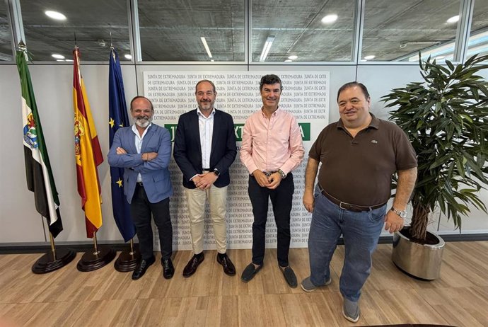 El consejero de Infraestructuras, Transporte y Vivienda de la Junta de Extremadura, Francisco José Ramírez, mantiene una reunión de trabajo con representantes de las asociaciones de transportistas AGT y Asemtraex