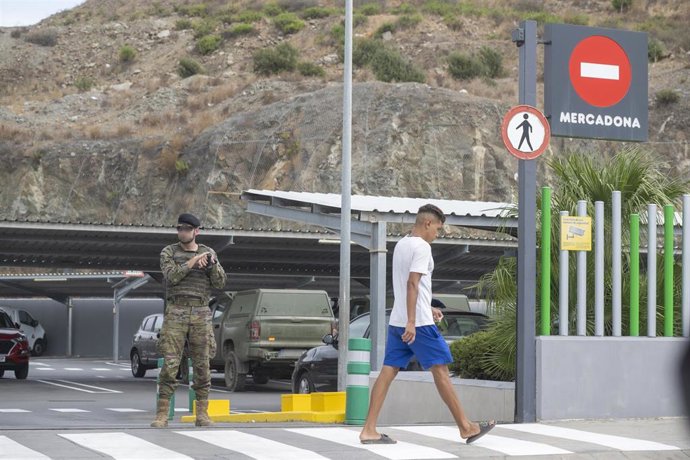 Un militar regula la entrada en un Mercadona, a 24 de agosto de 2026, en Ceuta (España). 