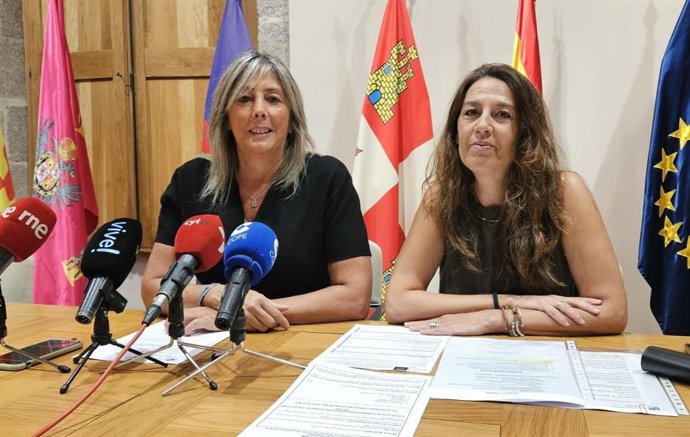 La teniente de alcalde de Servicios Sociales del Ayuntamiento de Ávila, Paloma del Nogal, y la responsable de actividades de este programa, Silvia Herráez, presentan el programa 'Ávila contigo'.