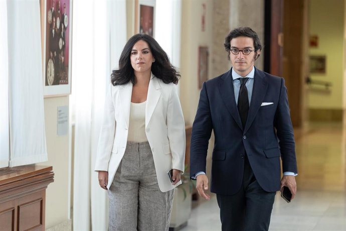 La portavoz de Vox en el Congreso, Pepa Millán, y el diputado de Vox, José María Figaredo, a su llegada a la Junta de Portavoces en el Congreso de los Diputados, en la sala Mariana Pineda, a 26 de agosto de 2026, en Madrid (España).