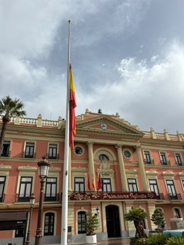 Bandera a media asta en la Glorieta de España