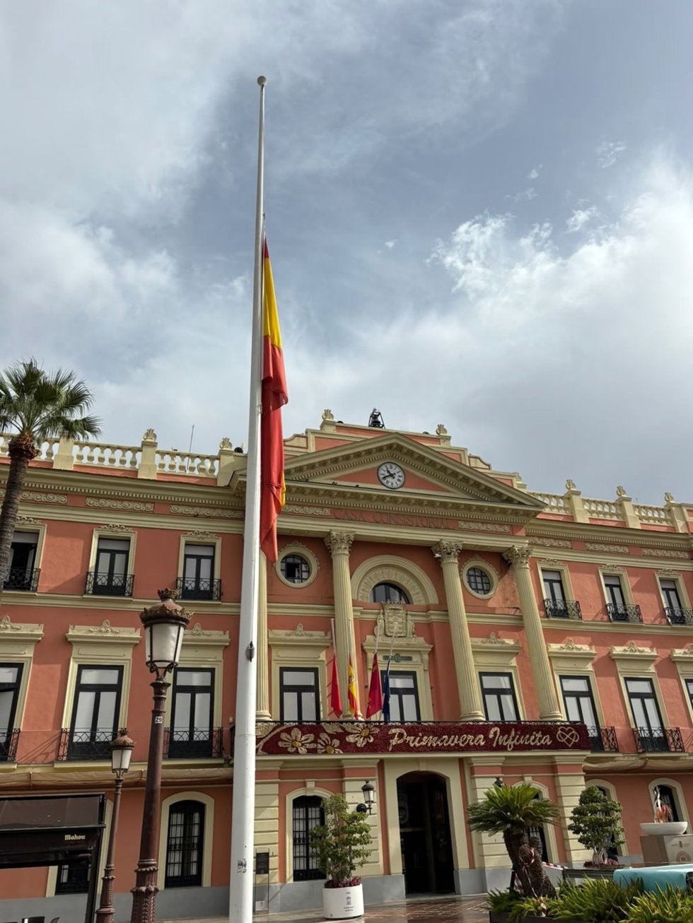 Bandera a media asta en la Glorieta de España
