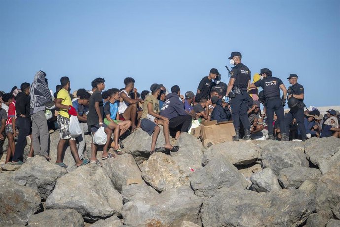 Varios inmigrantes en una playa, a 21 de agosto de 2026, en Ceuta (España). 