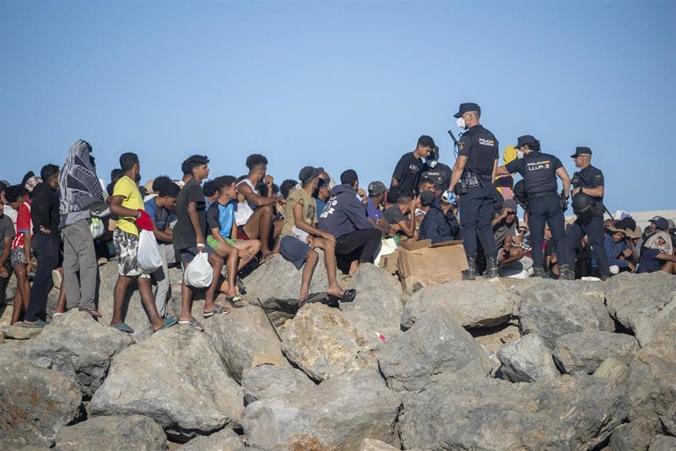 Varios inmigrantes en una playa, a 21 de agosto de 2026, en Ceuta (España).