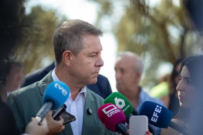 El presidente de Castilla-La Mancha, Emiliano García-Page, inaugura el gimnasio municipal de Navalcán.