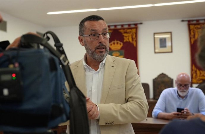 Archivo - El alcalde de La Línea de la Concepción (Cádiz), Juan Franco, en una atención a medios en el Ayuntamiento