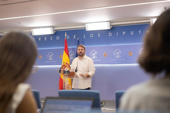 El portavoz adjunto de Sumar en el Congreso de los Diputados y miembro de Compromís, Alberto Ibáñez, durante una rueda de prensa en el Congreso de los Diputados, a 26 de agosto de 2026, en Madrid (España).
