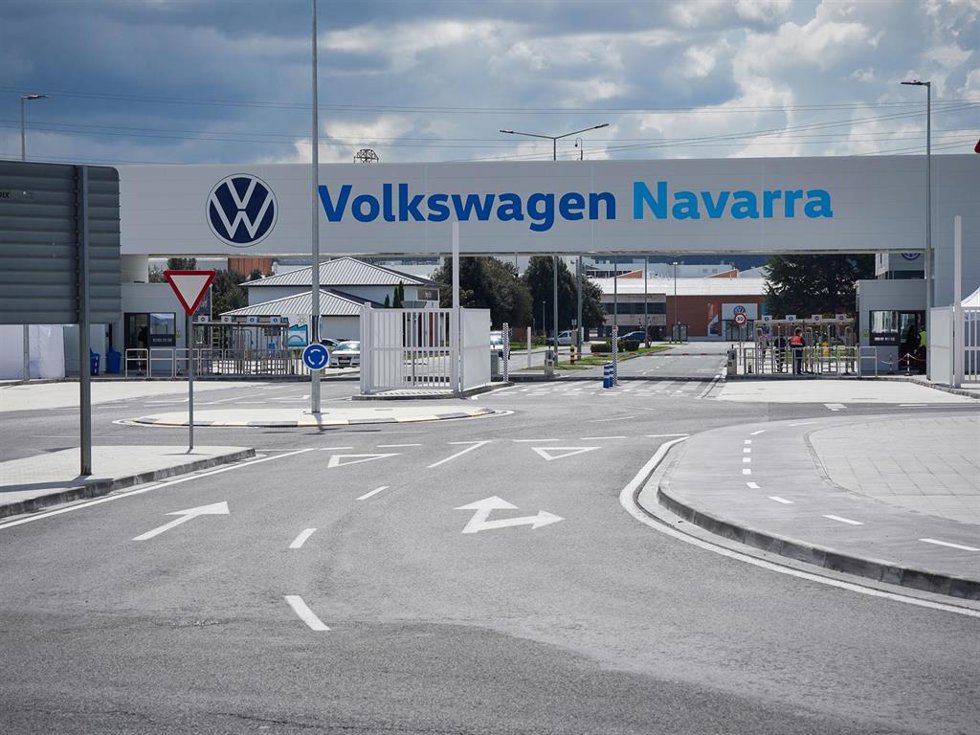 Archivo - Vista de la puerta principal de la fábrica de Volkswagen Navara.