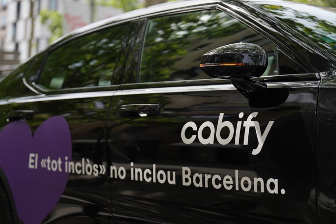 Archivo - Coche de Cabify con el emblema de la nueva campaña que ha lanzado en el centro de Barcelona, a 22 de abril de 2026, en Barcelona, Cataluña (España). La nueva campaña de Cabify recoge mensajes como "El tot inclòs no inclou Barcelona" o "Moltes bo