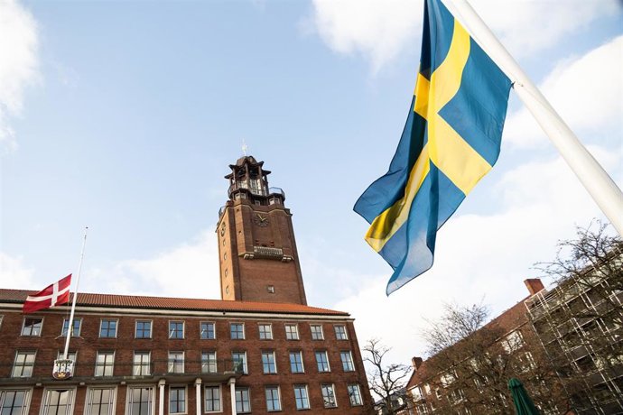 Archivo - La bandera de Suecia a media asta tras un tiroteo en una escuela. 
