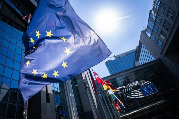 Bandera de la Unión Europea frente al edificio del Parlamento Europeo en Bruselas