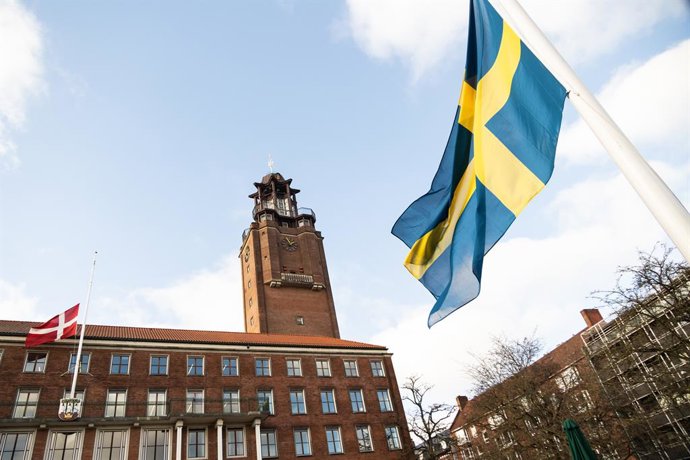 Archivo - 05 February 2025, Denmark, Copenhagen: The Swedish flag flies at half-mast in front of Frederiksberg Town Hall in Copenhagen, a day after a shooting at an adult education centre in Sweden. At least 11 people have been killed in the attack, inclu