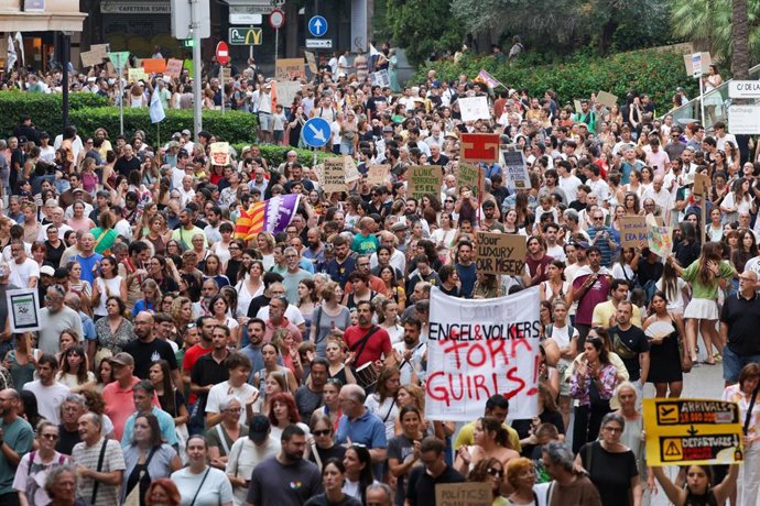 Archivo - Decenas de personas durante una manifestación contra la saturación turística, a 26 de julio de 2026, en Palma de Mallorca, Islas Baleares (España).
