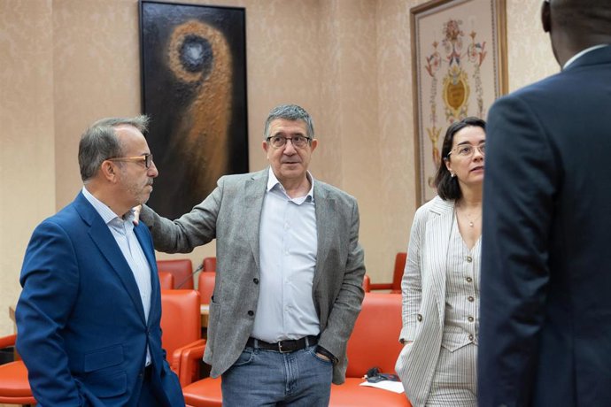 El portavoz del PSOE en el Congreso, Patxi López (c), al inicio de la reunión de la Diputación Permanente del Congreso de los Diputados, a 26 de agosto de 2026, en Madrid (España).