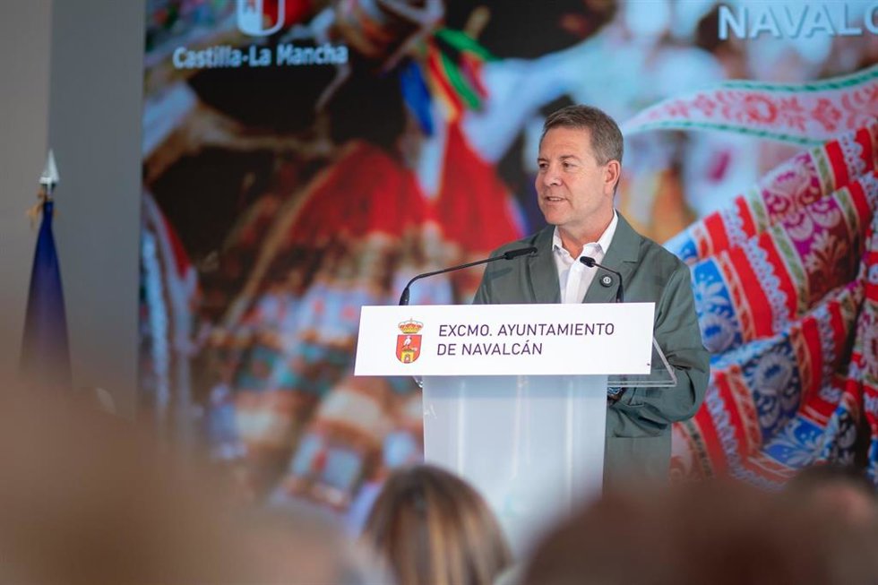 El presidente de Castilla-La Mancha, Emiliano García-Page, inaugura el gimnasio municipal de Navalcán.