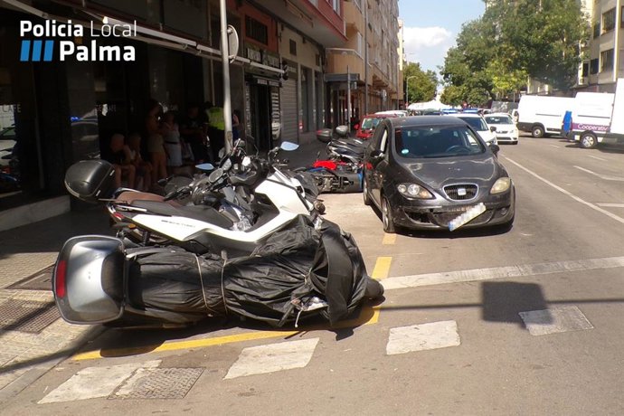 Un coche arrolla nueve motos que estaban aparcadas en una calle de Palma.