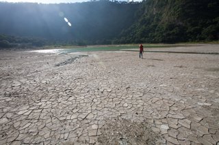 Archivo - Imagen de archivo del lago Alegría, Usulután, El Salvador, durante una sequía.