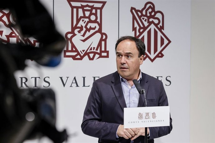 Archivo - El president de la Generalitat, Juanfran Pérez Llorca, ofrece declaraciones a los medios
