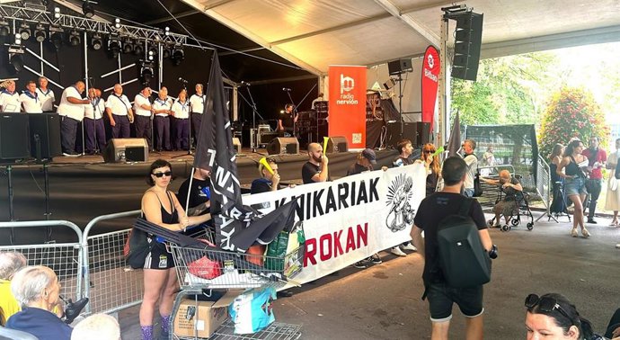 Técnicos de eventos protestan por sus condiciones laborales durante el concierto de bilbainadas en la Pérgola.