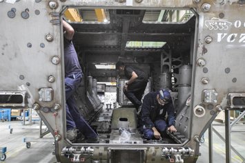 Archivo - Operarios trabajando en la fábrica de General Dynamics (Santa Bárbara) en Trubia (Asturias)