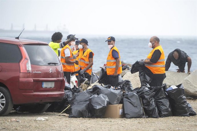 Servicios de limpieza en la playa El Trampolín, a 24 de agosto de 2026, en Ceuta (España). Operarios de limpieza se encargan de barrer y desinfectar el lugar tras el desalojo de la zona. Esta playa se ha convertido en los últimos días en el auténtico epic
