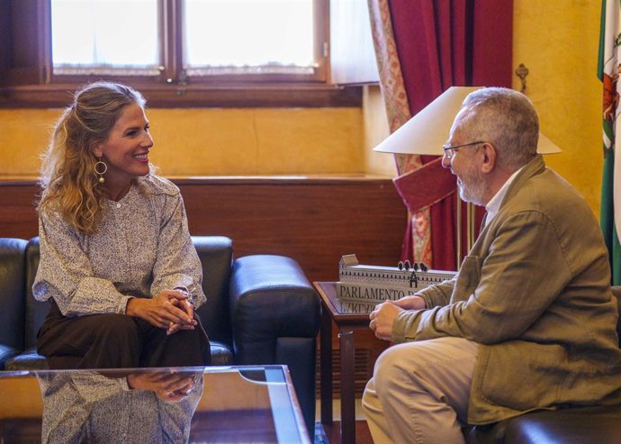 La presidenta del Parlamento de Andalucía, Ana Mestre, recibe al presidente del Instituto de Reales Academias de Andalucía, José Escalante, en la cámara andaluza.