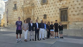 Foto de familia de la presentación del Circuito 3x3 CaixaBank de baloncesto en Guadalajara.