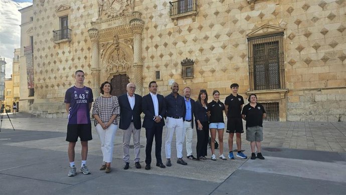 Foto de familia de la presentación del Circuito 3x3 CaixaBank de baloncesto en Guadalajara.