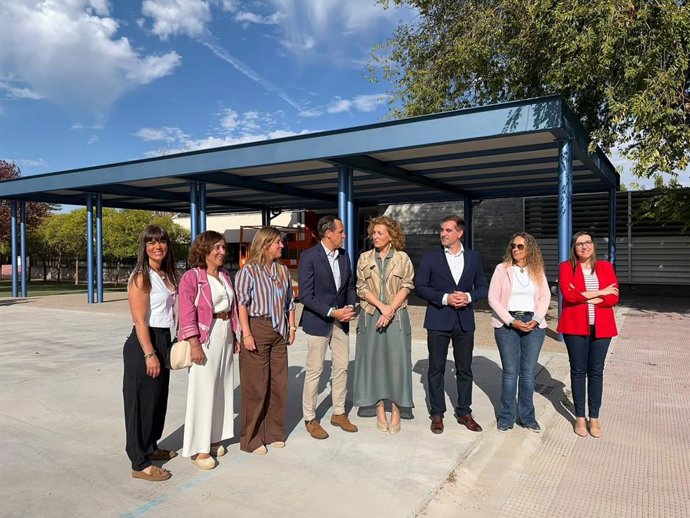 Pardo e Íscar, durante la visita al CEIP Miguel Delibes de Aldeamayor.