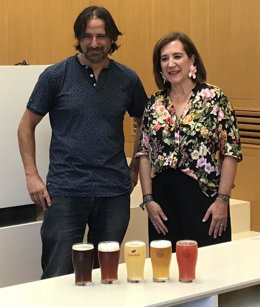 La consejera municipal de Educación, Cultura y Turismo del Ayuntamiento de Zaragoza, Sara Fernández, acompañada del director del festival Birragoza, Sergio Ruiz