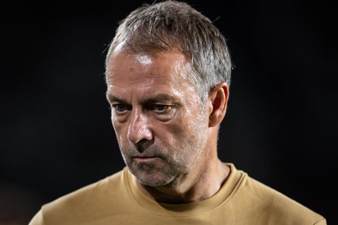 23 de agosto de 2026, Elche, Espanha: Hansi FLICK, do Barcelona, durante a partida da LaLiga entre o Elche CF e o FC Barcelona no Estádio Manuel Martínez Valero, em 23 de agosto de 2026, em Elche, Espanha. Omar Arnau
