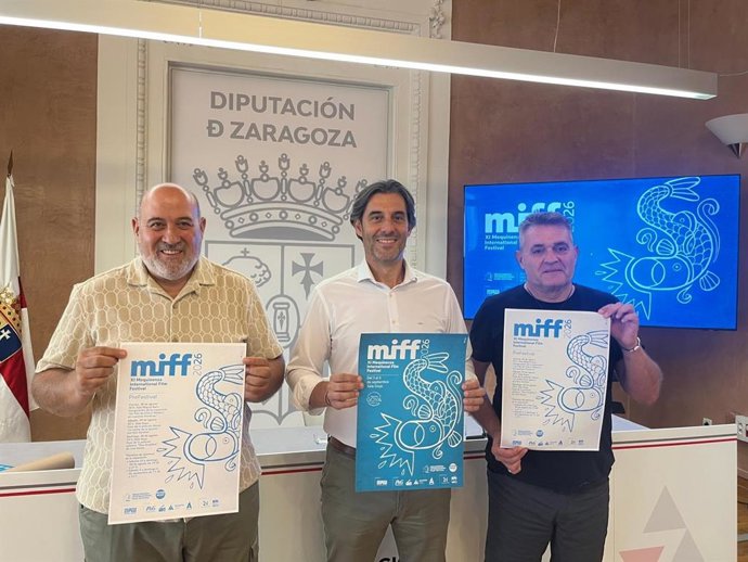 El concejal de Cultura de Mequinenza, Darío Vidallet, el diputado provincial José Carlos Tirado y el director del Mequinenza International Film Festival, Enrique Novials.
