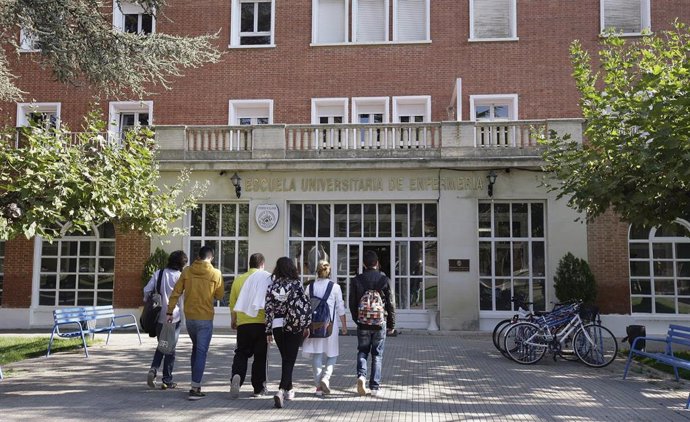 Archivo - Universitario entran en la Escuela Universitaria de Enfermería de Palencia.