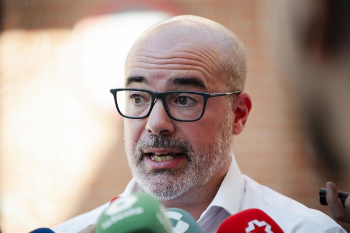 El delegado del Gobierno de España en la Comunidad de Madrid, Francisco Martín, ofrece declaraciones a los medios tras reunirse con los alcaldes de los municipios afectados por los incendios, a 6 de agosto de 2026, en Madrid (España).