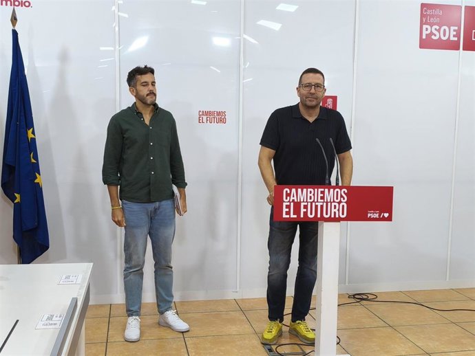 El portavoz socialista de Educación en las Cortes, Javier García, y el portavoz adjunto del Grupo, Iñaki García, en la rueda de prensa.