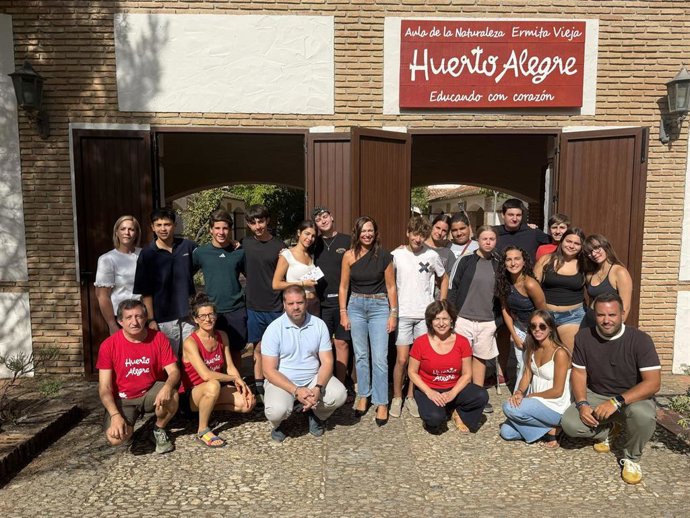 La consejera de Vivienda, Juventud y Ordenación del Territorio, Rocío Díaz, ha clausurado en Dílar el Campo de Voluntariado Juvenil 'Polinización, biodiversidad y ecosistemas', una iniciativa organizada por el Instituto Andaluz de la Juventud.