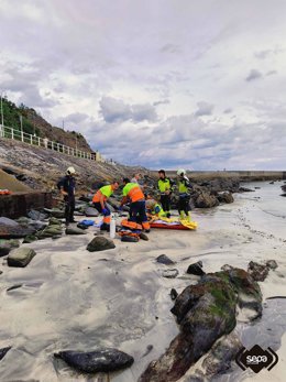Rescatada y trasladada al HUCA una menor herida tras caer con su bicicleta en el espigón de Luarca.