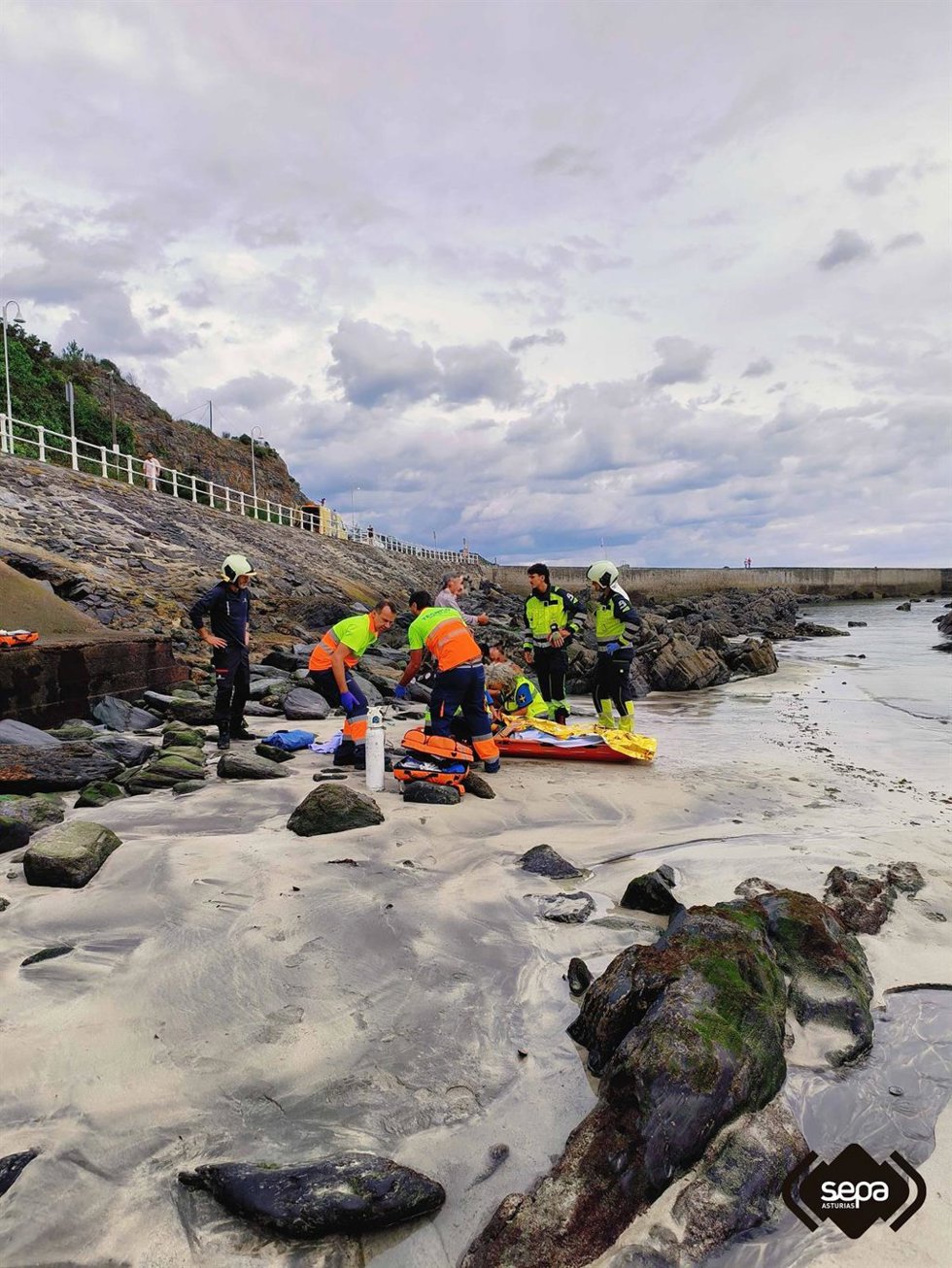 Rescatada y trasladada al HUCA una menor herida tras caer con su bicicleta en el espigón de Luarca.