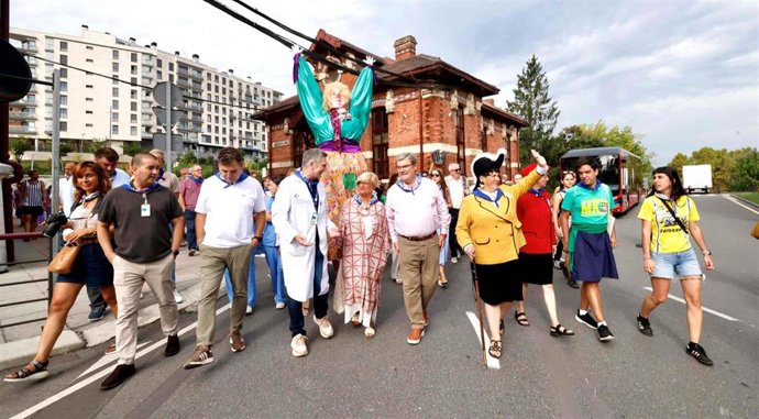 Mariajaia visita a los niños ingresados en el hospital de Basurto junto a la Corporación municipal y miembros de la comisión de fiestas
