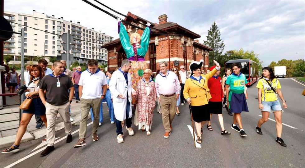 Mariajaia visita a los niños ingresados en el hospital de Basurto junto a la Corporación municipal y miembros de la comisión de fiestas