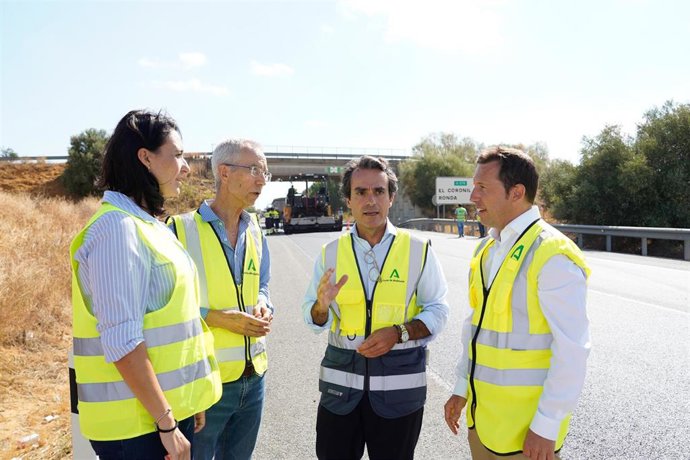 El consejero de Fomento y Movilidad, Mario Muñoz-Atanet, junto al alcalde de  Utrera (Sevilla), Francisco Jiménez, los trabajos que han comenzado esta semana en un tramo  de ocho kilómetros de la vía A-375 más próximo a Utrera