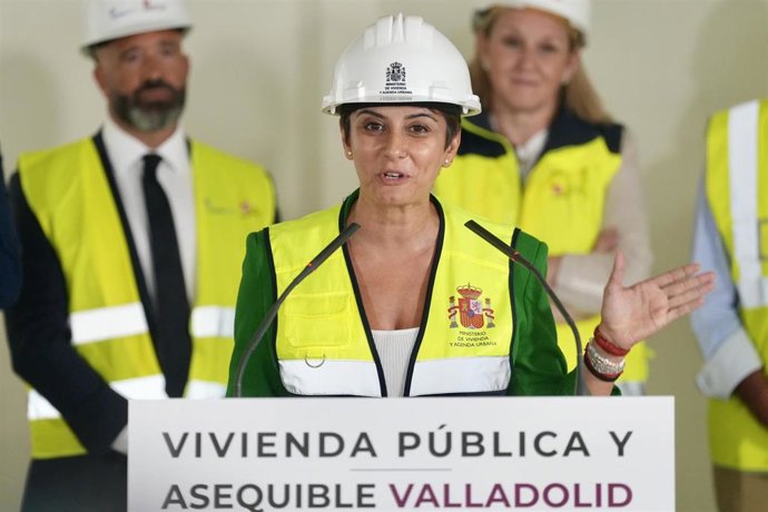 La ministra de Vivienda y Agenda Urbana, Isabel Rodríguez, durante su visita a una promoción de viviendas destinadas al alquiler asequible. 