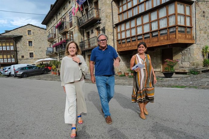La consejera de Presidencia, Isabel Urrutia, realiza una visita institucional a Vega de Pas.